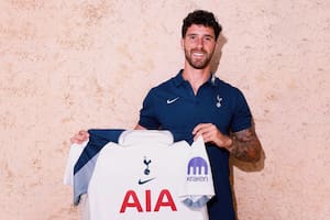 Tottenham confirmó el fichaje de Marcos Senesi, con un video protagonizado por Osvaldo Ardiles