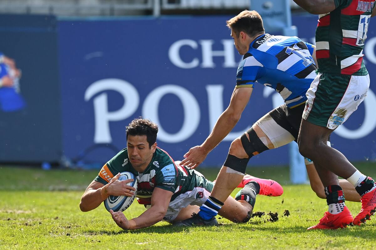 El argentino Matias Moroni, de Leicester Tigers, se zambulle para anotar el segundo try durante el partido de Rugby Premiership entre Bath y Leicester Tigers.