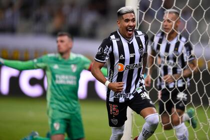 El argentino Matías Zaracho festeja su golazo, el primero de Atlético Mineiro; en el segundo tiempo convirtió el tercero