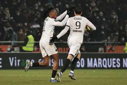El argentino Mauro Icardi (derecha) festeja tras anotar el tanto del empate del París Saint-Germain ante el Lorient, el miércoles 22 de diciembre de 2021, en un encuentro de la liga francesa (AP Foto/Jeremías González)