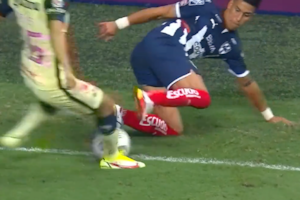 El argentino Maximiliano Meza, agachado, inventa un caño para sortear la marca de su rival, Salvador Reyes, durante la final de la Copa de Campeones de Concacaf, que Monterrey le ganó a América por 1-0.
