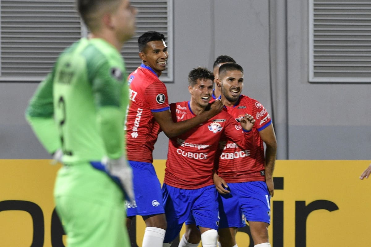 El argentino Patricio Rodríguez de Jorge Wilstermann Bolivia celebra con sus compañeros de equipo después de anotar contra el Peñarol de Uruguay durante su partido de fútbol a puerta cerrada de la fase de grupos de la Copa Libertadores en el estadio Félix Capriles en Cochabamba, Bolivia, el 24 de se