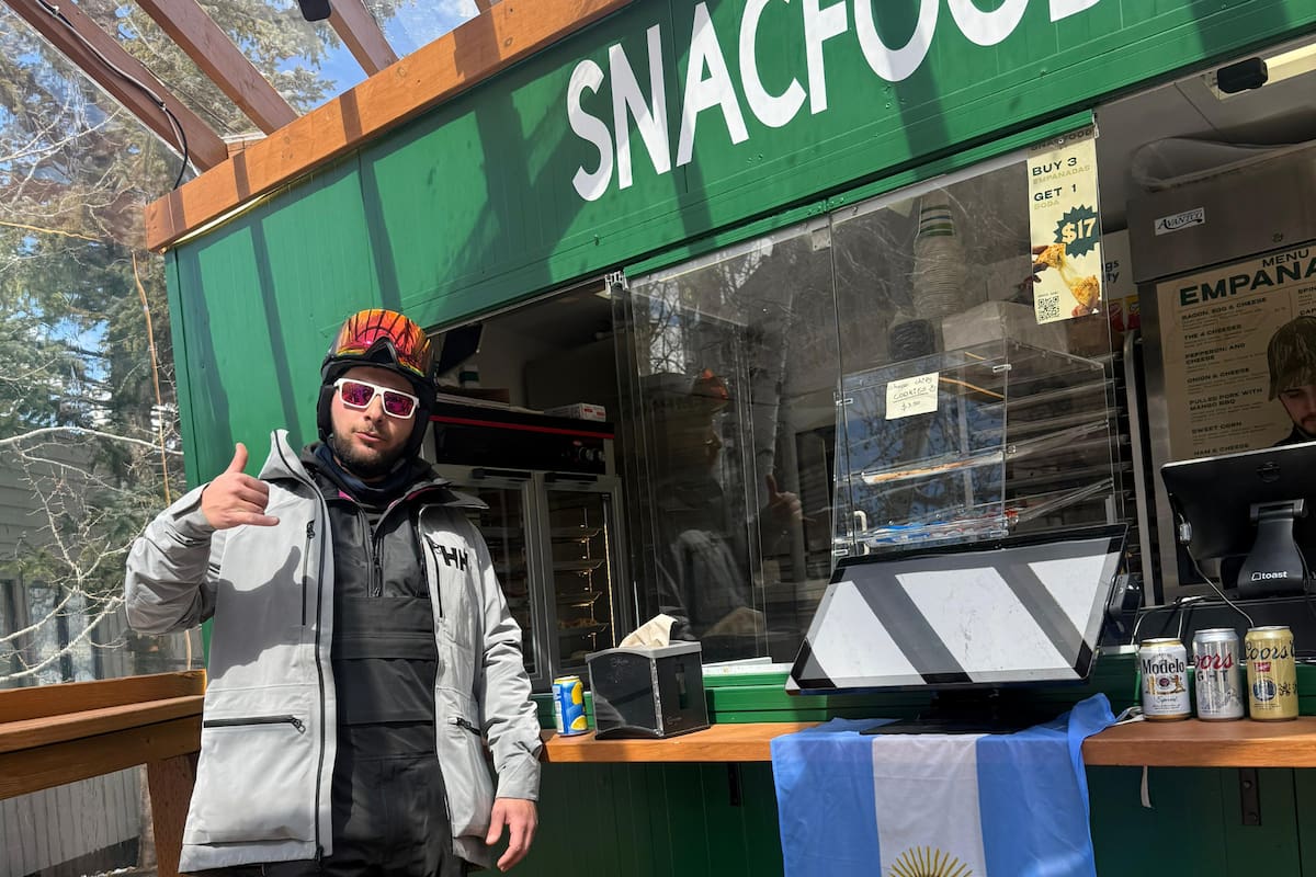 El argentino que abrió un local de empanadas en un centro de esquí en Aspen y ahora es furor