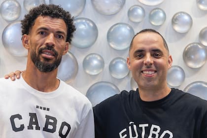 El argentino que pasó de dormir en un auto a diseñar los botines de la gran revelación del Mundial.