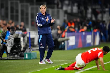 El argentino Ricardo Gareca debutará "por los puntos" como director técnico de Chile justo frente a Perú, el seleccionado al que llevó a un mundial.