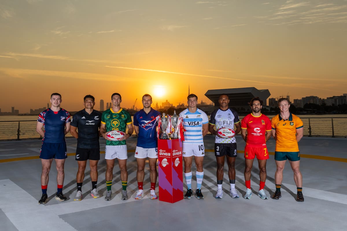 El argentino Santiago Mare y los capitanes de las otras siete selecciones que participarán en el SVNS Series posan en Dubái con los trofeos del Circuito Mundial de Seven, que se pone en marcha este sábado.