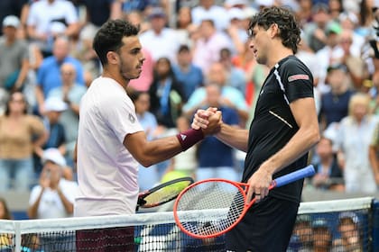 El argentino se saludó afectuosamente con Taylor Fritz luego de eliminarlo del máximo torneo de su país; el próximo oponente será el belga Alexander Blockx (34º).