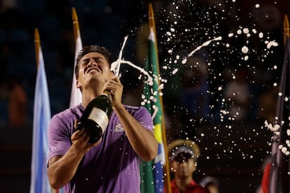 El argentino Sebastián Báez celebra tras vencer a su compatriota Mariano Navone en la final del torneo de Río: se plantó con solidez y ganó su quinto título ATP, el primero de categoría 500