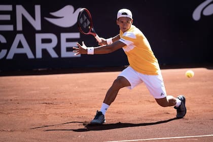 El argentino Sebastián Báez, de 21 años, derrotó a Juan Ignacio Londero y avanzó a los cuartos de final del ATP de Santiago de Chile.