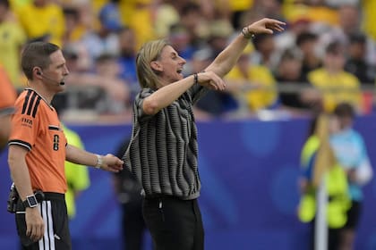 El argentino Sebastián Beccacece dijo que su equipo, Ecuador, podría ser campeón mundial; el presente se le complicó