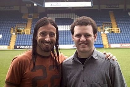 El argentino Sebastián García con el futbolista Gino Padula, de QPR, en el estadio Loftus Road, de Inglaterra.