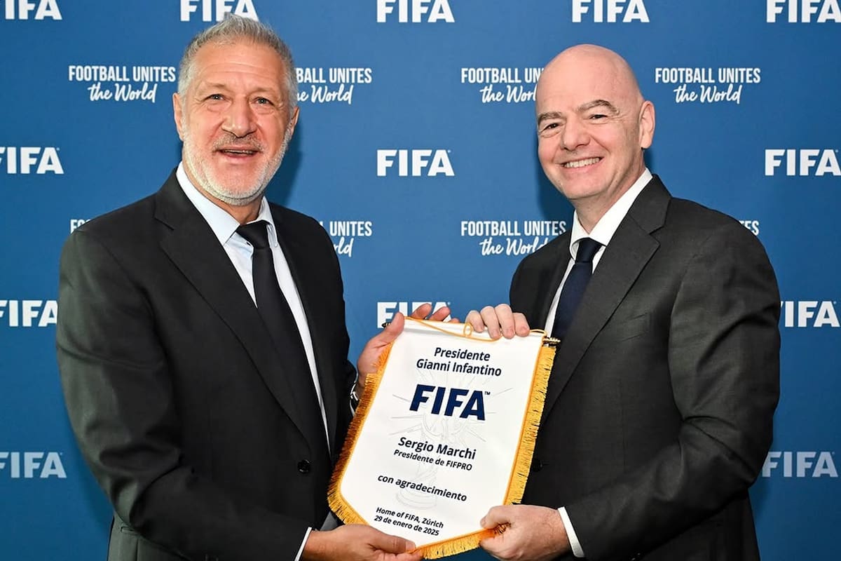 El argentino Sergio Marchi, que encabeza el sindicato internacional de futbolistas FIFPro, y el suizo Gianni Infantino, presidente de FIFA, en tiempos lejanos de cordialidad mutua.