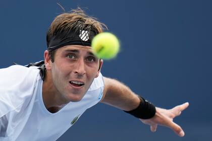 El argentino Tomás Martín Etcheverry devuelve ante su compatriota Francisco Cerúndolo en la segunda ronda de Abierto de Estados Unidos, el miércoles 28 de agosto de 2024, en Nueva York. (AP Foto/Seth Wenig)