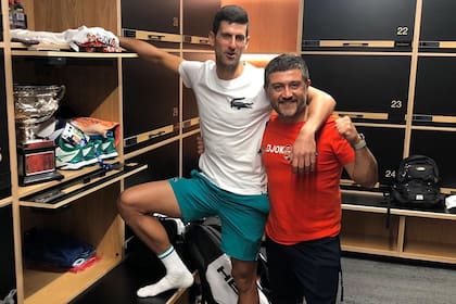 El argentino Ulises Badio y Djokovic este domingo, en el vestuario, después de que el serbio ganara su noveno Austraian Open.