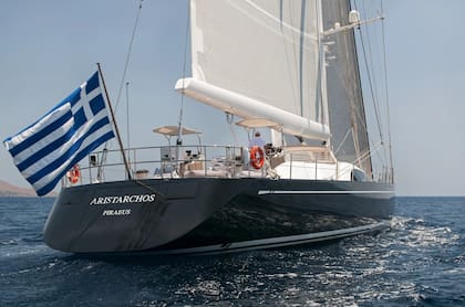 El ARISTARCHOS con bandera de Grecia y el puerto de El Pireo (Piraeus), donde estaba matriculado, grabado bajo su nombre.