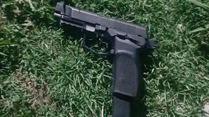 El arma hallada junto al cuerpo