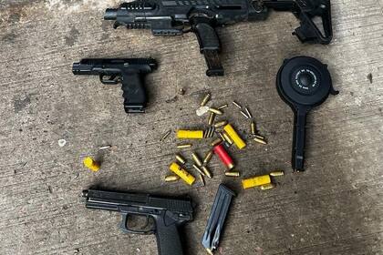 El arma secuestrada a pocos metros de uno de los allanamientos.