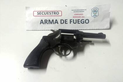 El arma secuestrada en poder de los sospechosos