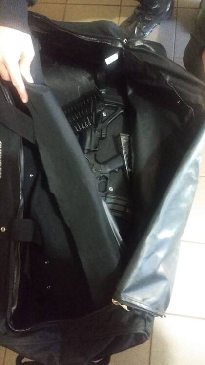 El arma táctica, otros cinco cañones similares y varios cargadores fueron detectados en el doble fondo de un bolso