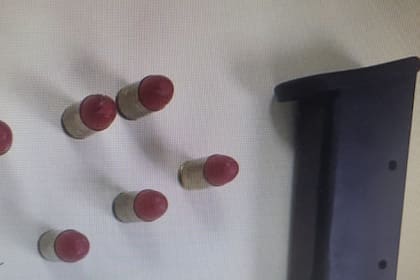 El arma y las balas que tenía uno de los argentinos en su poder.