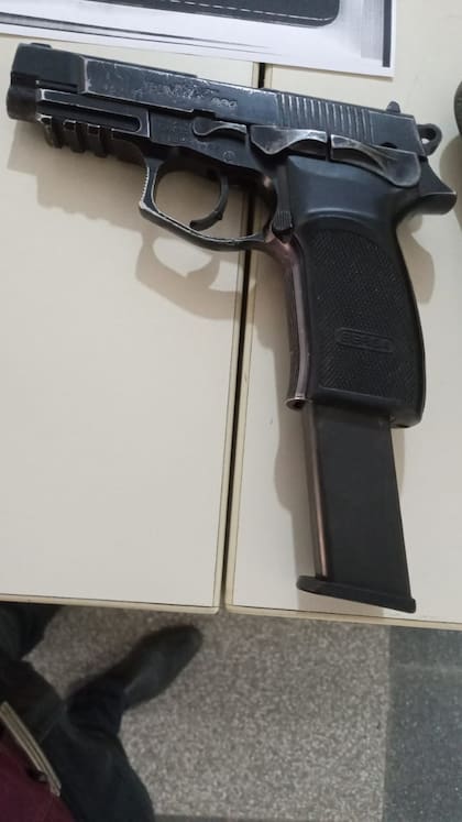 El arma y las balas que tenía uno de los argentinos en su poder.