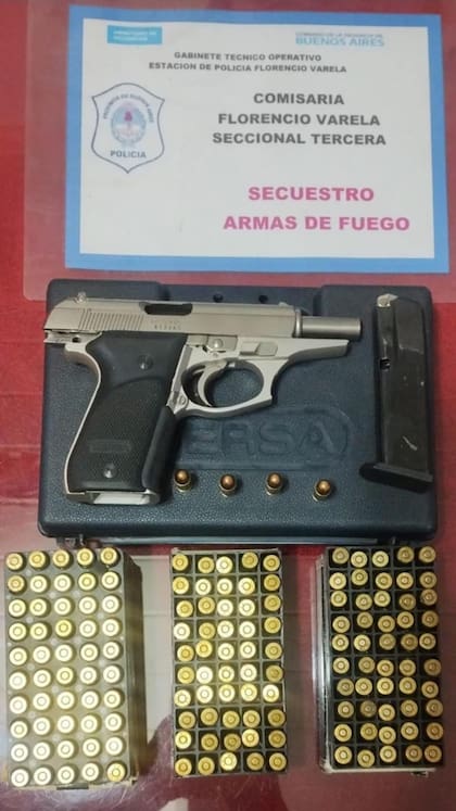 El arma y las municiones que encontraron dentro de la mochila de la estudiante de 16 años