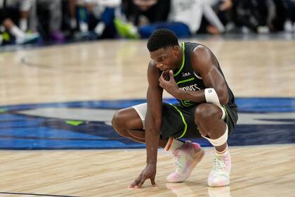 El armador de los Timberwolves de Minnesota, Anthony Edwards hace una pausa sobre el tabloncillo durante los momentos finales de la segunda mitad en la derrota ante los Mavericks de Dallas, en el Juego 5 de las Finales de la Conferencia del Oeste en los playoffs de la NBA, el jueves 30 de mayo de 2024, en Mineápolis. (AP Foto/Abbie Parr)