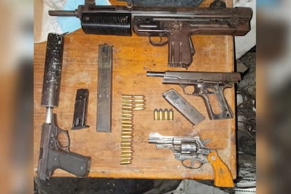 El armamento secuestrado a la banda de villa Cildáñez, en Parque Avellaneda