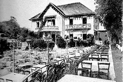 El Armenonville era un chalet estilo inglés y habia también mesas en los jardines y terrazas