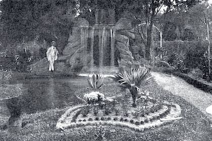 El Armenonville tenía jardines con gruta, cascada, plantas y hasta un mínimo lago