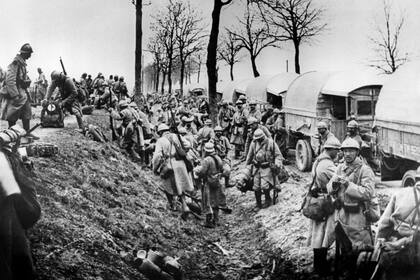 El armisticio de 1918 encerraba el germen de un malestar que socavaría el orden mundial y promovería una nueva conflagración global. En la imagen, soldados franceses preparándose para la batalla de Verdún, en febrero de 1916
