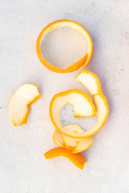 El aroma cítrico y fresco de la cáscara de naranja puede elevar el estado de ánimo y mejorar la concentración