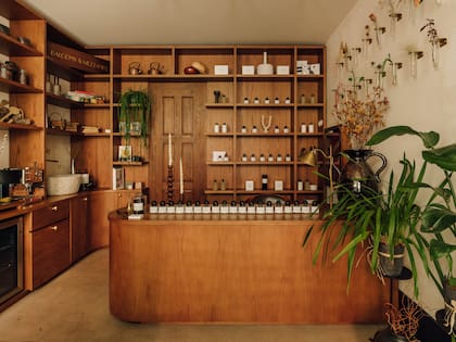 El aroma de las flores se mezcla con el de las fragancias de la firma sueca Byredo, reconocida por sus perfumes exóticos, que ambientan también el resto de la casa-hotel.