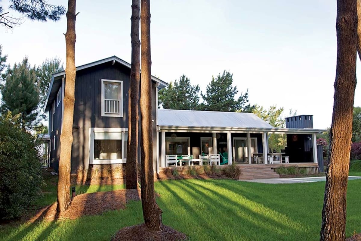 El aroma que regalan los pinos a este jardín es inigualable