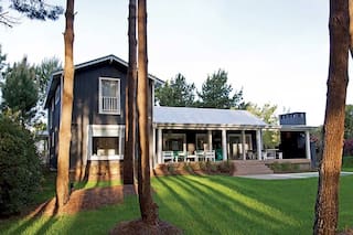 Entre el bosque y el mar: una casa pensada para las vacaciones
