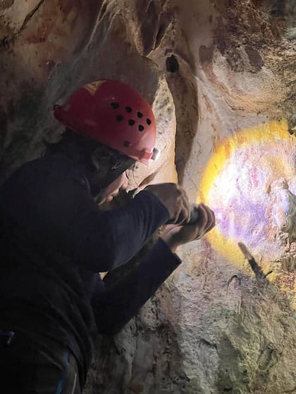 El arqueólogo Adhi Agus Oktaviana estudia una de las pinturas rupestres encontradas