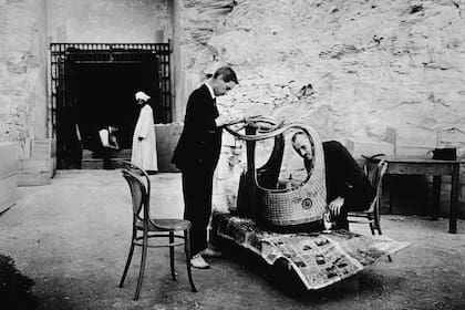 El arqueólogo estadounidense Arthur Mace y el químico británico Alfred Lucas inspeccionaron un carro de la tumba