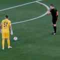 Un arquero marcó un golazo de tiro libre y le dio la ventaja a su equipo sobre el final de un partido