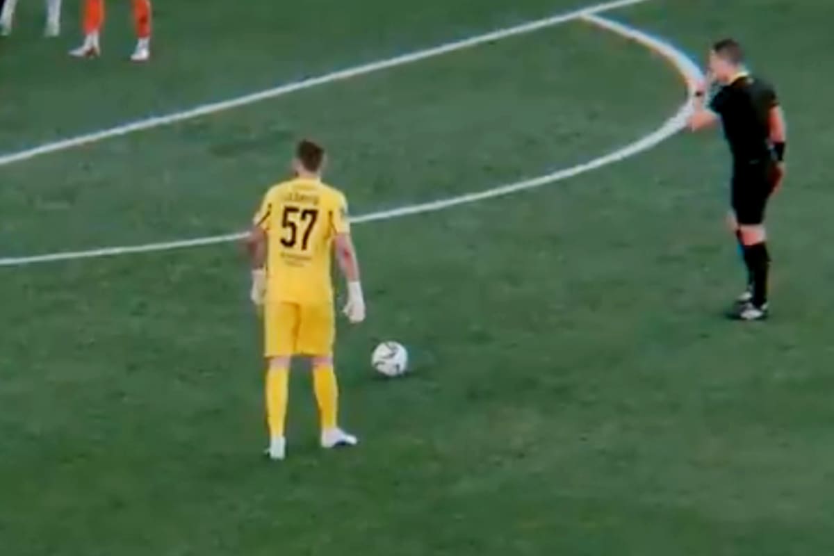 El arquero Aleksandr Selikhov marcó un golazo de tiro libre a los 87 minutos