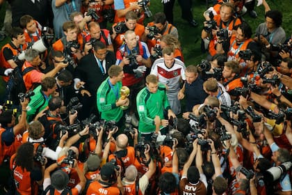 El arquero alemán Manuel Neuer está rodeado de fotógrafos en la final del Mundial de 2014 cuando Alemania salió campeón