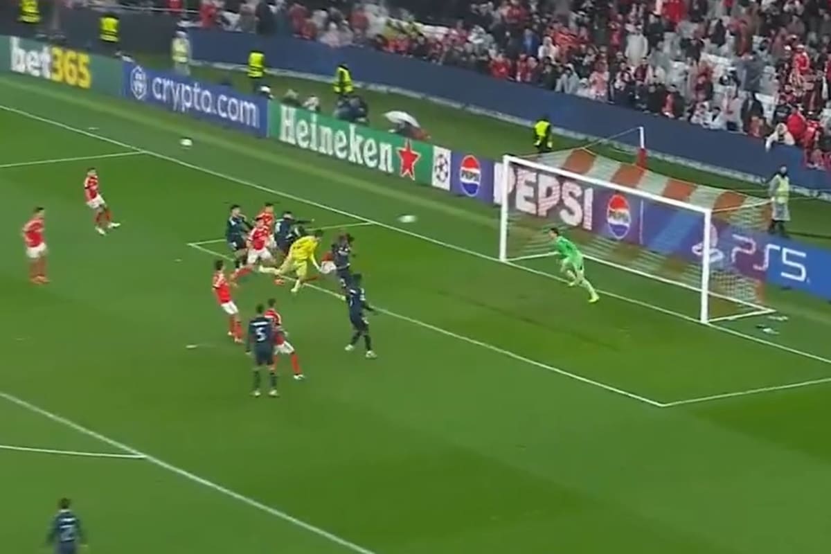 El arquero Anatoliy Trubin les ganó a todos y marcó el 4 a 2 para Benfica