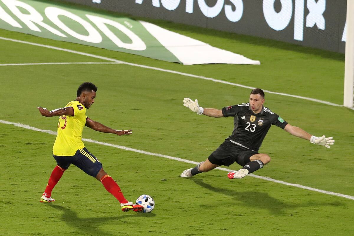 El arquero argentino Emiliano Martínez se luce con una atajada frente a Miguel Ángel Borja de Colombia; Dibu es incuestionable para Scaloni