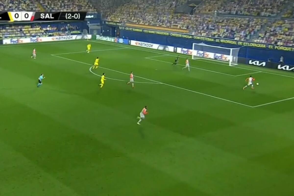 El arquero argentino Gerónimo Rulli quiso salir jugando, pero se la regaló a un rival