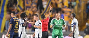 La noche de furia de Patón Guzmán en México: empujó al árbitro, lo expulsaron y arrojó un tacho de basura