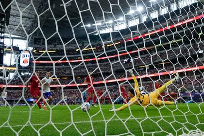 El arquero boliviano Guillermo Viscarra no puede atajar el remate Folarin Balogun para el segundo gol de Estados Unidos en el partido contra Bolivia por el Grupo C de la Copa América, el domingo 23 de junio de 2024. (AP Foto/Julio Cortez)