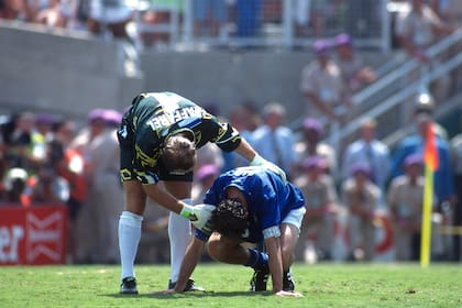 El arquero brasileño Claudio Taffarel consuela a Franco Baresi tras los penales de la final del 94, en Pasadena