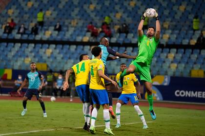 El arquero brasilero Alisson jugará hoy en el duelo de su selección contra Chile, a partir de las 21 horas.  (AP Foto/Ricardo Mazalan)