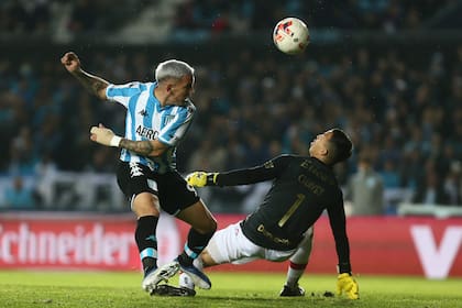 El arquero Chaves le atoró bien el mano a mano a Copetti en el primer tiempo