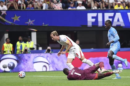 El arquero congoleño Lionel Mpasi va al piso contra el inglés Harry Kane, durante el duelo entre ambas selecciones por los dieciseisavos de final del último Mundial