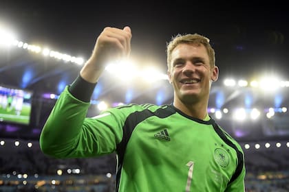 El arquero de Alemania, Manuel Neuer, celebra después de ganar el partido de fútbol final de la Copa Mundial de la FIFA 2014 entre Alemania y Argentina 1-0 después del tiempo extra en el estadio Maracaná de Río de Janeiro, Brasil, el 13 de julio de 2014.